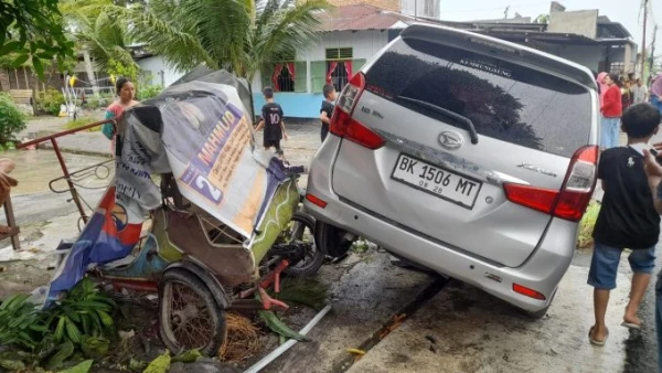 Mobil Xenia Tabrak Becak di Lubuk Pakam, Supir Diduga Mabuk - DigitalMediaPublic